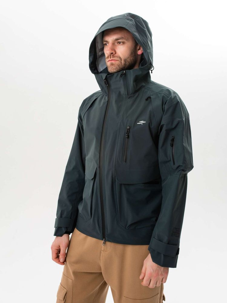 Можно ли найти лёгкую куртку, которая защитит как в городе, так и в походе?